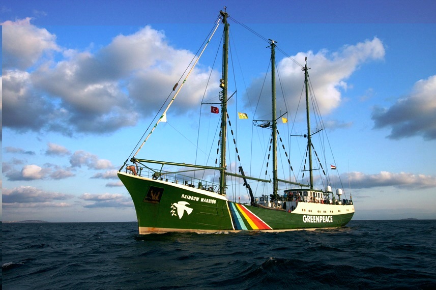 La Rainbow Warrior in Italia contro le trivelle facili