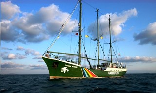 La Rainbow Warrior in Italia contro le trivelle facili