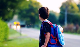 Troppi libri fanno male alla schiena? gli esperti sfatano false credenze 