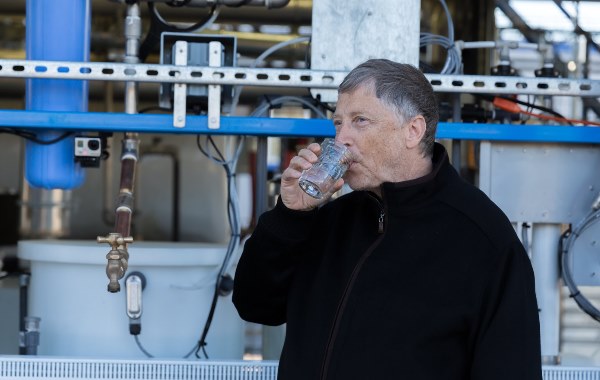 ... e trasformate le feci in acqua potabile, Bill Gates ne bevve un sorso!