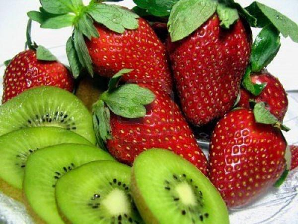 Kiwi, fragole e broccoli i nuovi alleati del sorriso