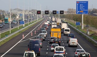 Auto e furgoni viaggiano in Europa con un carico sempre minore di CO2