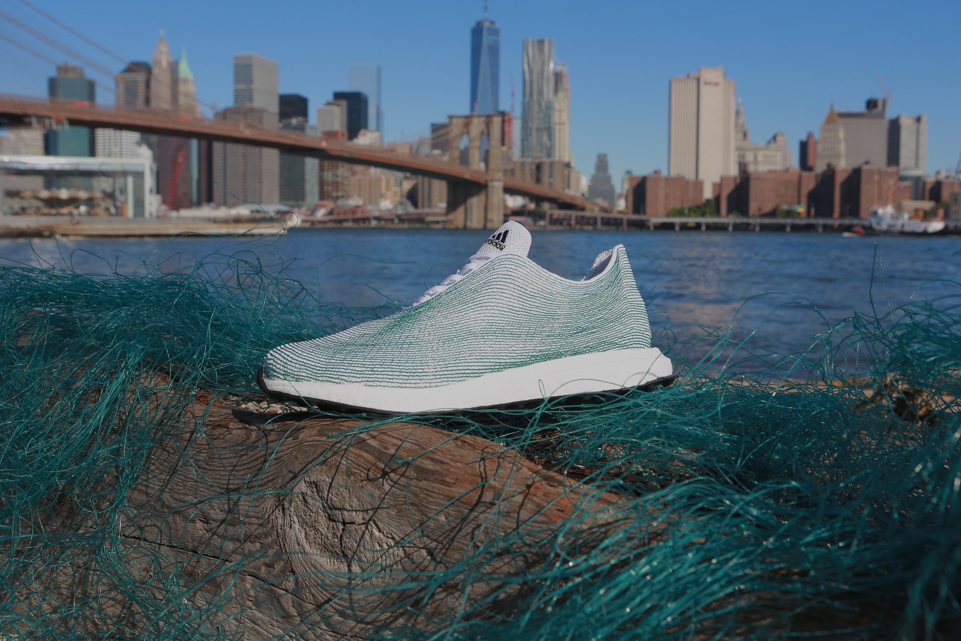 Scarpe da campioni di ecologia realizzate con i rifiuti di plastica  raccolti nell'Oceano - ECONEWS green economy \u0026 sviluppo sostenibile ECO NEWS