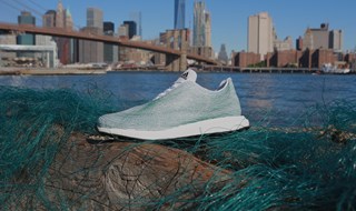 Scarpe da campioni di ecologia  realizzate con i rifiuti di plastica raccolti nell’Oceano