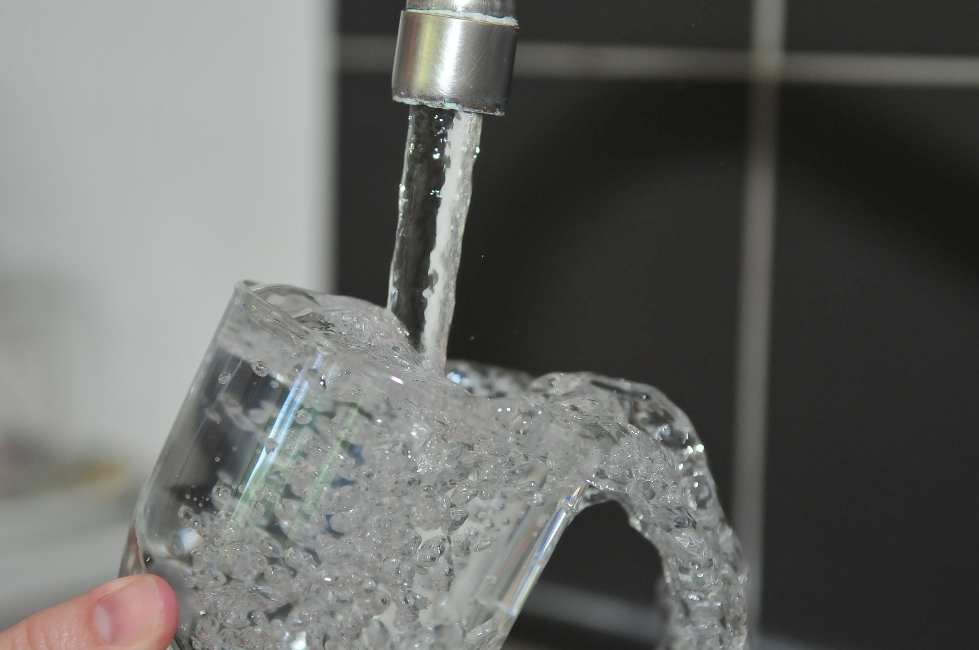 Acqua di rubinetto vs. acqua minerale, un dilemma italiano