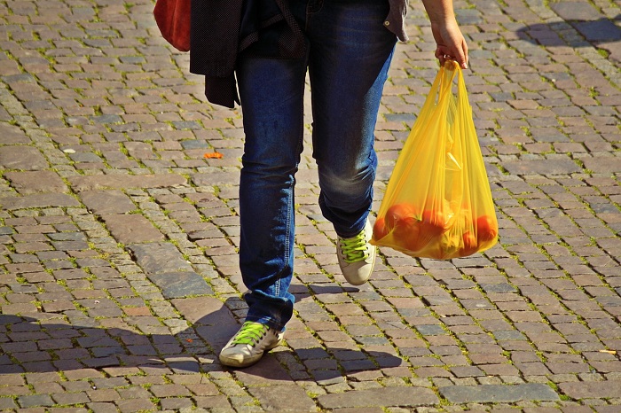 Sacchetti in plastica usa e getta: aumentano i divieti in tutto il mondo