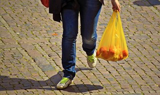 Sacchetti in plastica usa e getta: aumentano i divieti in tutto il mondo